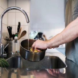 Glänzende Töpfe und Pfannen: eine einfache und leichte Methode mit Backpulver, die immer funktioniert