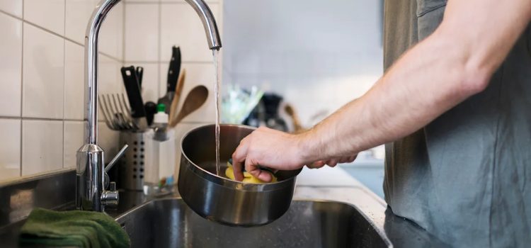 Glänzende Töpfe und Pfannen: eine einfache und leichte Methode mit Backpulver, die immer funktioniert Glänzende Töpfe und Pfannen: eine einfache und leichte Methode mit Backpulver, die immer funktioniert