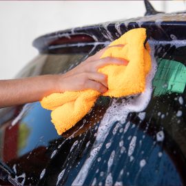 Warum sollte man Essig auf die Windschutzscheibe des Autos auftragen und warum empfehlen Sie, dies im Dezember zu tun?