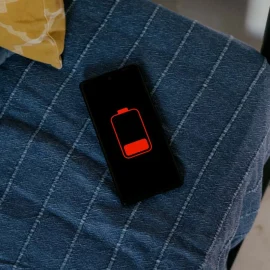 Warum entlädt sich der Akku eines Mobiltelefons, auch wenn es ausgeschaltet ist?