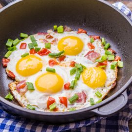 Viele Menschen beginnen ihren Tag mit solchen Eiern und wissen nicht, wie sehr sie sich damit schaden. Die schlechteste Wahl für das Frühstück
