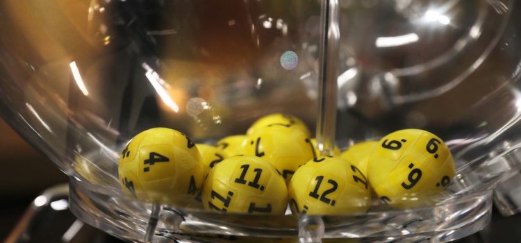 Eine 78-jährige Deutsche hat in weniger als zwei Jahren 80 Millionen Euro aus ihrem Lottogewinn erhalten: Sie teilte den Gewinn mit ihrer Familie und erwarb mehrere Immobilien.