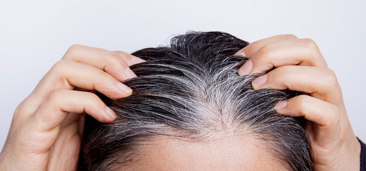 Auf Wiedersehen, graue Haare: Eine Mischung für zu Hause ohne Farbstoffe und Chemikalien zur Wiederherstellung der Haarfarbe