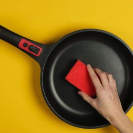 Der beste Weg, Töpfe und Pfannen zu reinigen, ohne sie zu beschädigen