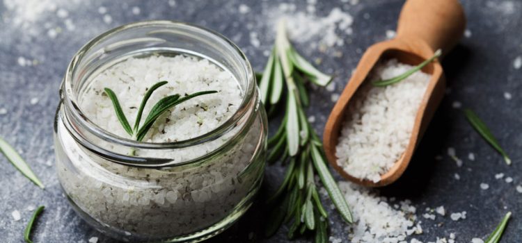 Mischen Sie Natriumbikarbonat und Rosmarin: Deshalb empfehlen Experten diesen Cocktail Mischen Sie Natriumbikarbonat und Rosmarin: Deshalb empfehlen Experten diesen Cocktail