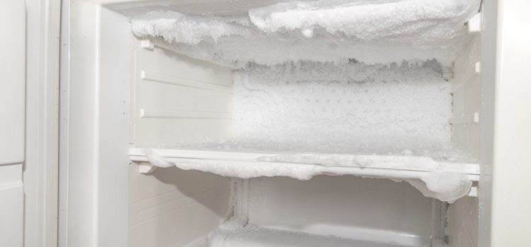 Sie können Ihren Kühlschrank vor den Feiertagen schnell abtauen. Nehmen Sie nur eine Sache aus Ihrer Küchenschublade Sie können Ihren Kühlschrank vor den Feiertagen schnell abtauen. Nehmen Sie nur eine Sache aus Ihrer Küchenschublade