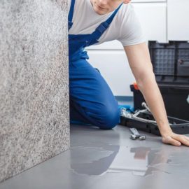 Wie kann man ein Wasserleck unter Fliesen entdecken? Muss man unbedingt einen Fachmann hinzuziehen?