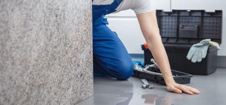 Wie kann man ein Wasserleck unter Fliesen entdecken? Muss man unbedingt einen Fachmann hinzuziehen?