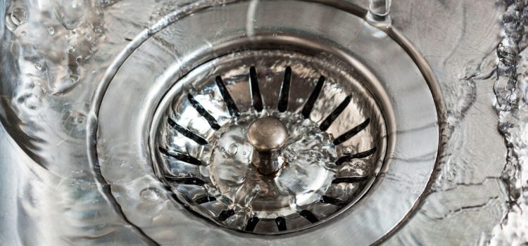 Gießen Sie ein halbes Glas davon hinein, und der Stöpsel öffnet sich von selbst! Besser als Essig und Backpulver Gießen Sie ein halbes Glas davon hinein, und der Stöpsel öffnet sich von selbst! Besser als Essig und Backpulver