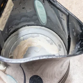 In den Wasserkocher geben. Von Kalk bleibt keine Spur zurück