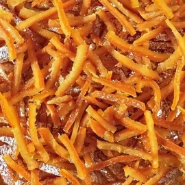 Anstatt sie wegzuwerfen, schneiden die Deutschen sie in Streifen und kochen sie. Man kann sie separat essen oder dem Teig hinzufügen