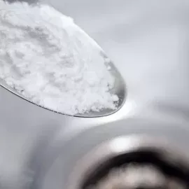 Streuen Sie es anstelle von Backpulver in den Abfluss. Der Abfluss wird sofort gereinigt.