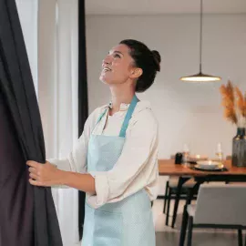 Gäste in einer Stunde? Mit diesem einfachen Hausmittel duften Ihre Vorhänge wie frisch gewaschen