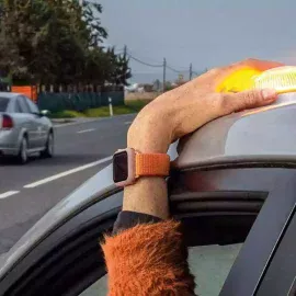 Einzigartige Sicherheit im Straßenverkehr: Von Warndreiecken zum neuen Signalgeber V16 ab 2026