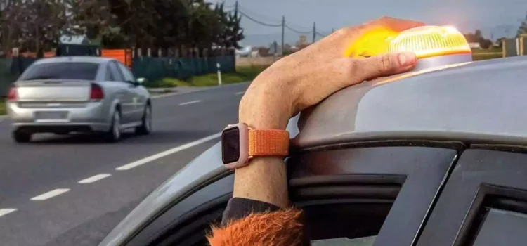 Einzigartige Sicherheit im Straßenverkehr: Von Warndreiecken zum neuen Signalgeber V16 ab 2026 Einzigartige Sicherheit im Straßenverkehr: Von Warndreiecken zum neuen Signalgeber V16 ab 2026