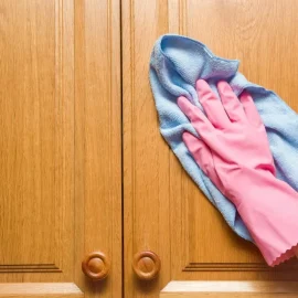 Haushaltstrick: Wie man Holztüren reinigt und ihnen ihren ursprünglichen Glanz zurückgibt