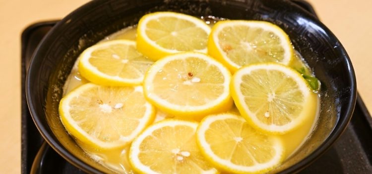 Das Kochen von Zitronenschalen und Nelken: Warum ist das empfehlenswert und wozu dient es? Das Kochen von Zitronenschalen und Nelken: Warum ist das empfehlenswert und wozu dient es?