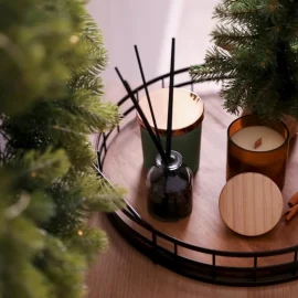 Schneiden Sie sie in Scheiben, stecken Sie sie hinein und legen Sie sie auf einen Teller im Wohnzimmer. Der Weihnachtsduft wird sich in allen Ecken verbreiten. Duft für Ihr Zuhause zu Weihnachten