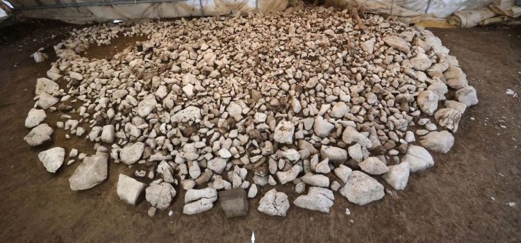 Das außergewöhnlich gut erhaltene Grab ist 2600 Jahre alt. Archäologen kämpfen gegen die Zeit, um es zu retten. Das außergewöhnlich gut erhaltene Grab ist 2600 Jahre alt. Archäologen kämpfen gegen die Zeit, um es zu retten.