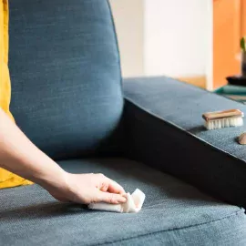 Wie man ein Stoffsofa mit einer einfachen, schnellen und fast wasserlosen Methode reinigt. Wie man ein Stoffsofa mit einer einfachen, schnellen und fast wasserlosen Methode reinigt.