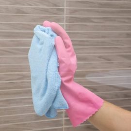 Ich knete und wische Flecken in der Duschkabine weg. Diese Methode ist so gut, dass die Hersteller von Chemikalien lieber nicht möchten, dass Sie davon erfahren. Entfernt Kalkablagerungen und Flecken in der Duschkabine