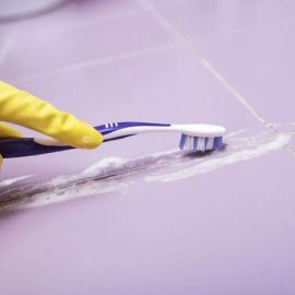 Eine gute Methode zur Reinigung von Fugen im Boden. Ohne Chemikalien, nur mit zwei Haushaltszutaten