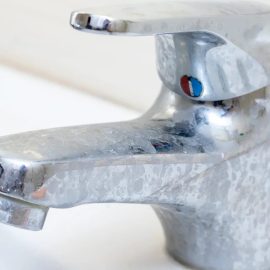 Weder Essig noch Backpulver: Die beste Methode, um Ablagerungen von Wasserhähnen und Toiletten zu entfernen