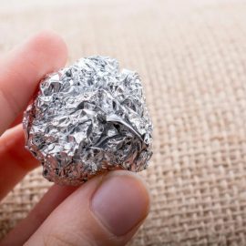 Experten empfehlen, eine Kugel aus Aluminiumfolie auf den Balkon zu legen. Der Grund dafür ist völlig verrückt, aber effektiv.