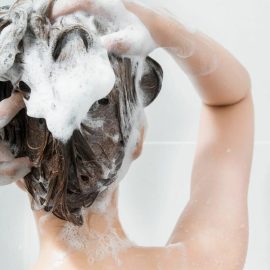 Ich gebe immer 2 gestrichene Löffel in mein Shampoo, und mein Haar wird weich. Das gibt meinem Haar Glanz und Vitalität zurück. Methode für glattes Haar