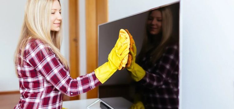 Ohne aggressive Reinigungsmittel: Eine einfache Methode, um Ihren Fernseher ohne Kratzer zu reinigen, mit nur einer wichtigen Zutat Ohne aggressive Reinigungsmittel: Eine einfache Methode, um Ihren Fernseher ohne Kratzer zu reinigen, mit nur einer wichtigen Zutat