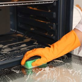 Drei Zutaten reichen aus. Die Verbrennungsrückstände verschwinden und der Backofen strahlt wieder.