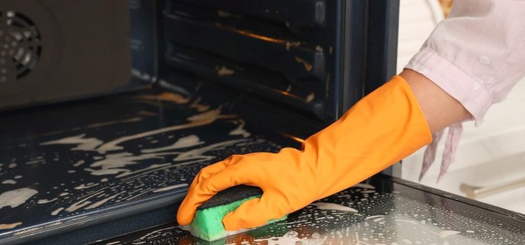 Drei Zutaten reichen aus. Die Verbrennungsrückstände verschwinden und der Backofen strahlt wieder. Drei Zutaten reichen aus. Die Verbrennungsrückstände verschwinden und der Backofen strahlt wieder.