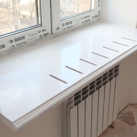 Installieren Sie es über dem Heizkörper. Die Wärme wird das ganze Haus füllen und Ihre Heizkosten werden sinken.