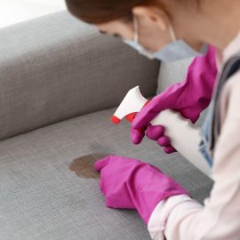Flecken auf dem Sofa nach den Feiertagen: eine professionelle Methode zur effektiven Reinigung ohne Beschädigung des Stoffes
